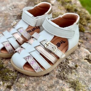 chaussures_bébé_fille_ouvertes